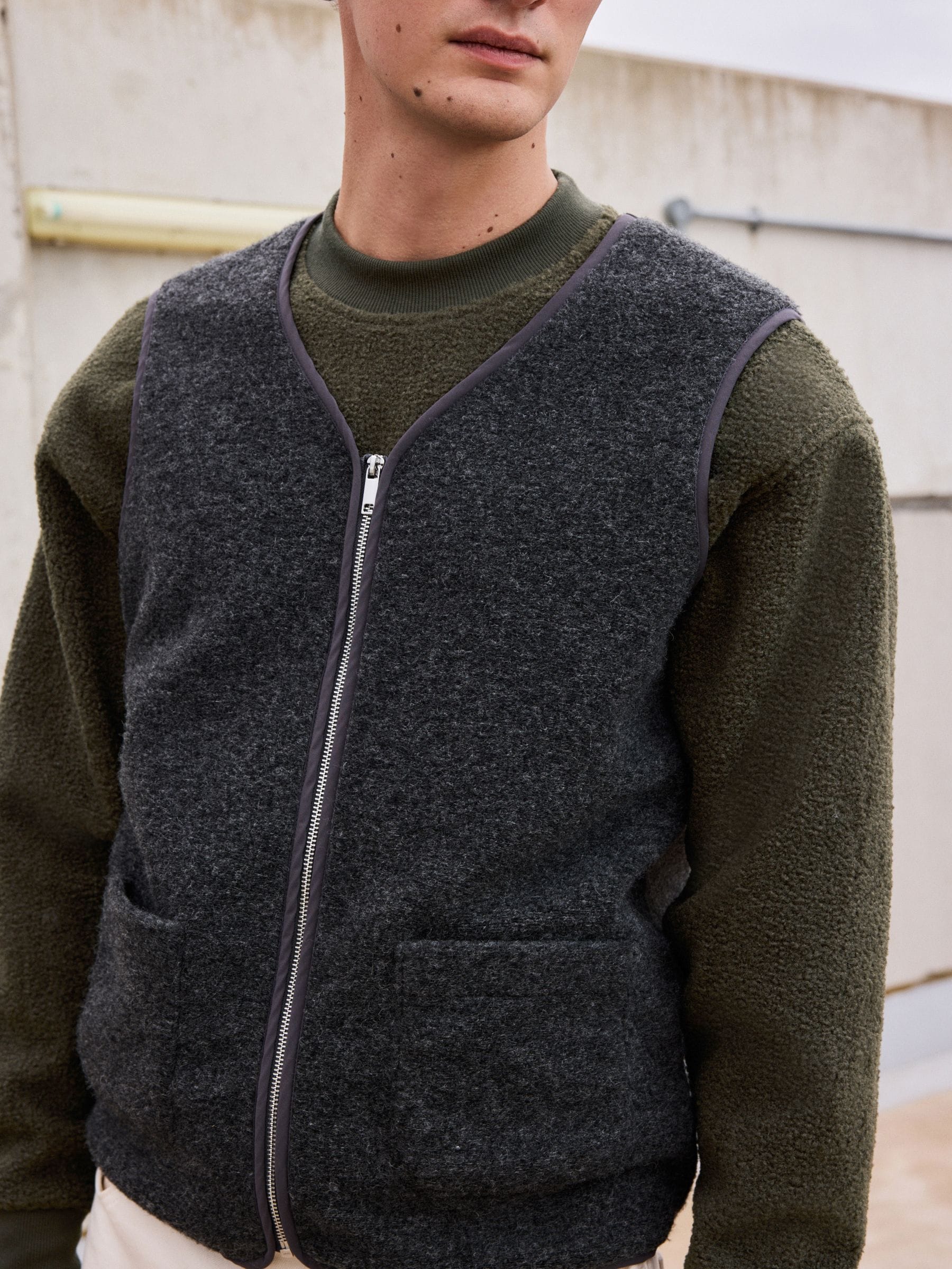 Next：日本 スレートグレー - ウール混 フリース ジレ from Next Japan