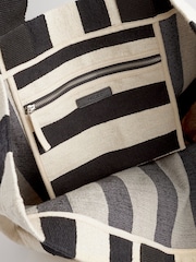 Negro y blanco - Large Canvas Shoulder Bag - Imagen 10 de 11