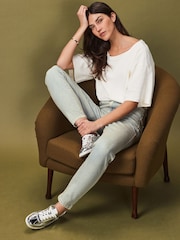 Grün gefärbt - Bequeme Mom-Stretchjeans - Bild 2 von 7
