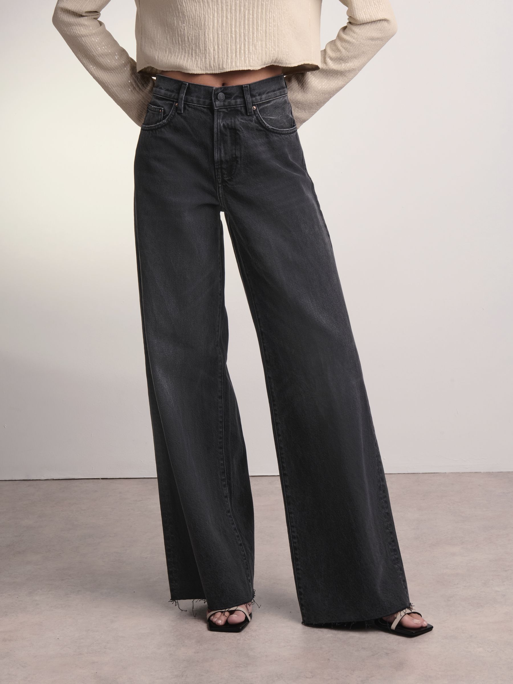 NWOT Future Collective Jenee Naylor Wide Leg Distressed Jeans Size 6 G500