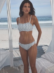 Blanc/Bleu - Bas de bikini brodé à jambe haute - Image 3 of 7