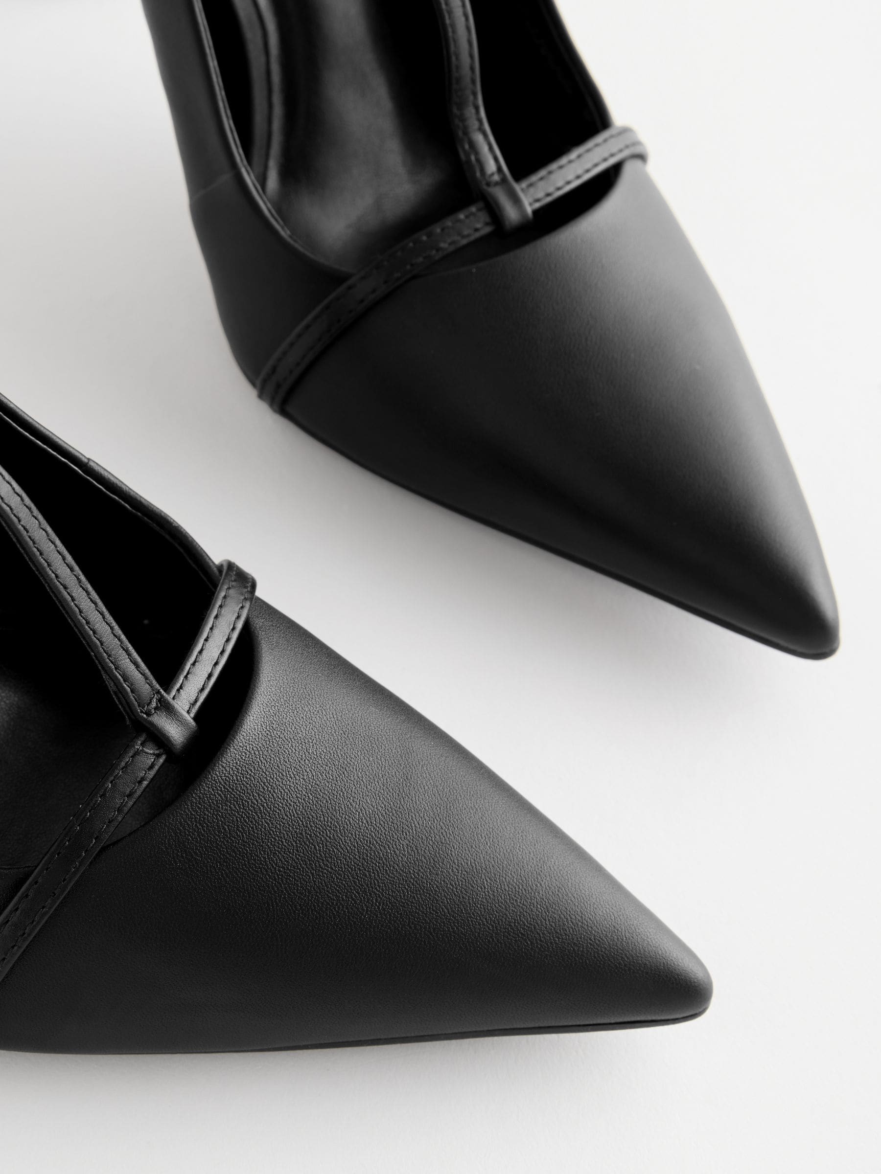 靴 Vialis Pointed Toe T-Strap Shoes 35 CHIKO Alessandra Pointy Toe Kitten Heels T-Strap Shoes