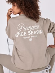 لون محايد - سويت شيرت مزين برسمة شعار وعبارة "Pumpkin Spice Latte" على الظهر بتلبيس مريح - صورة 1 من 6