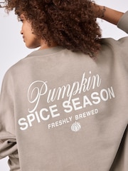لون محايد - سويت شيرت مزين برسمة شعار وعبارة "Pumpkin Spice Latte" على الظهر بتلبيس مريح - صورة 3 من 6
