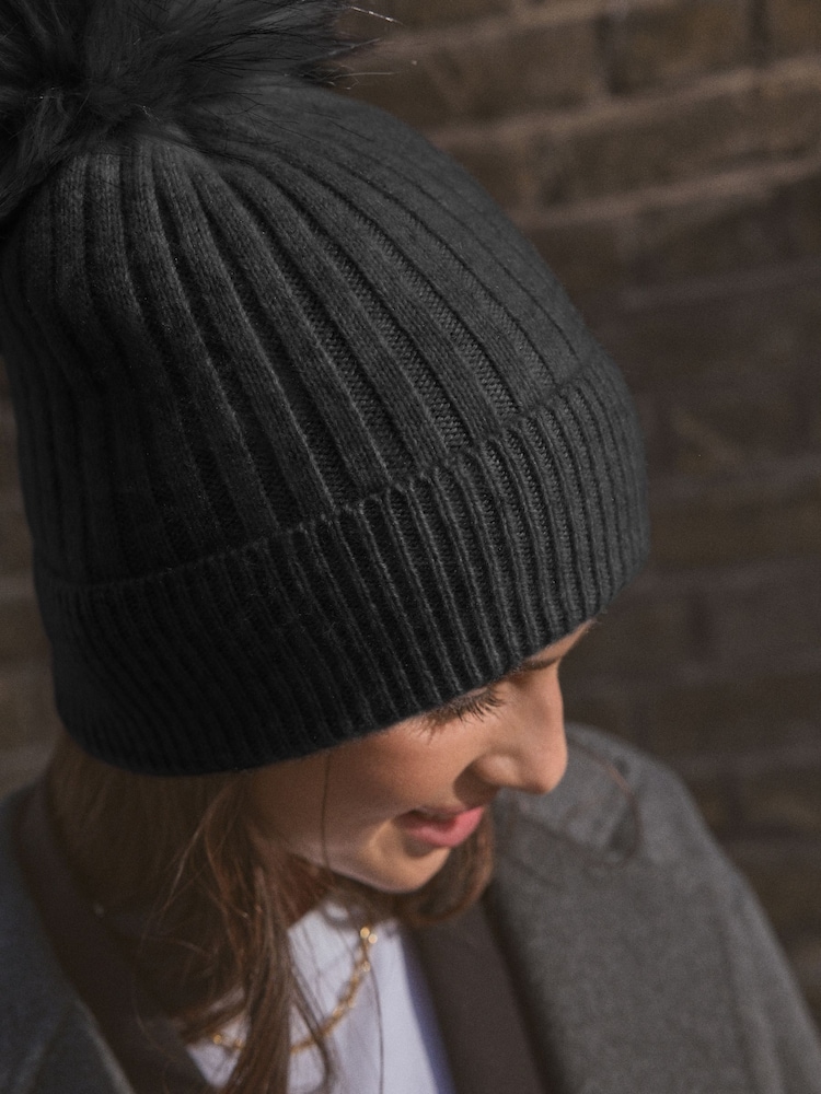 Schwarz - Strickmütze aus 100 % Kaschmir mit Bommel - Image 3 of 7