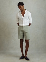 Reiss Pistachio Wicket Modern Fit Cotton Blend Chino Shorts - Image 3 of 5