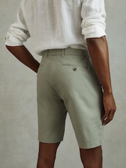 Reiss Pistachio Wicket Modern Fit Cotton Blend Chino Shorts - Image 4 of 5