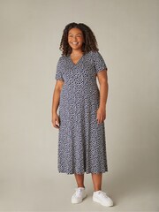 Live Unlimited Curve kleingemustertes Wickel-Midikleid aus Jersey - Bild 3 von 7