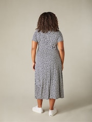 Live Unlimited Curve kleingemustertes Wickel-Midikleid aus Jersey - Bild 4 von 7