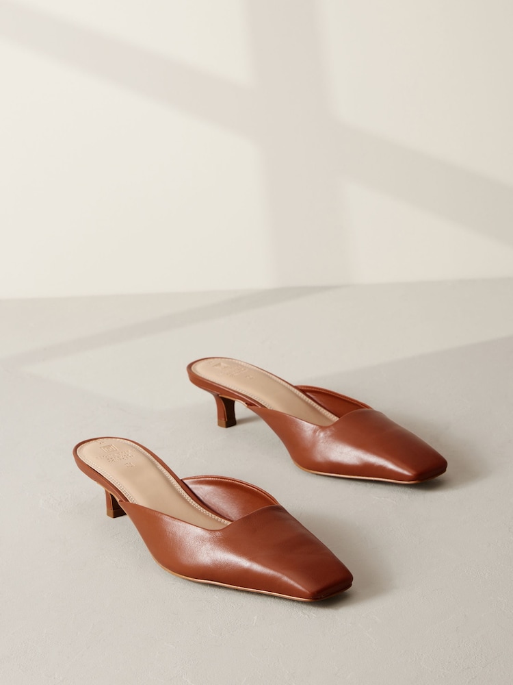 rjava - Premium Forever Comfort® Usnje Square Toe Kitten Mules - Slika 1 iz 5 rjava - Premium Forever Comfort® Usnje Square Toe Kitten Mules - Slika 1 iz 5