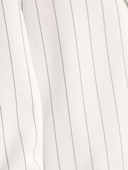 سترة بليزر مقلمة بخطوط سوداء رفيعة بتصميم مفصل خاص من Quiz - Image 4 of 4