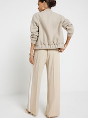 Бежевый - Широкие спортивные брюки с полосками по бокам River Island Petite - Изображение 2 из 6