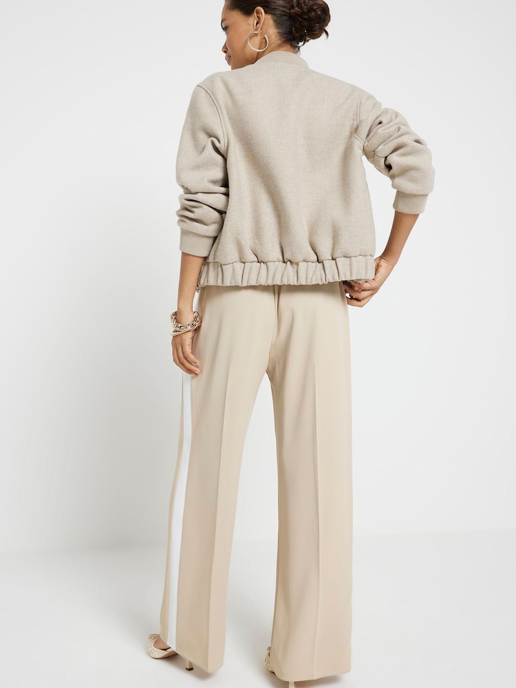 Бежевый - Широкие спортивные брюки с полосками по бокам River Island Petite - Изображение 2 из 6