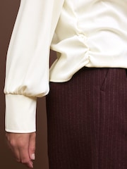 بيج فاتح - Long Sleeve Gathered Sides Blouse - صورة 6 من 10