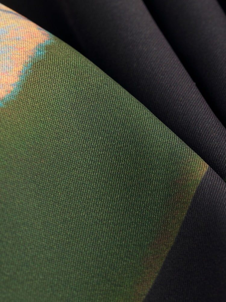 Schwarz/Blumenmuster - Langärmliges Midikleid mit V-Ausschnitt - Bild 7 von 7 Schwarz/Blumenmuster - Langärmliges Midikleid mit V-Ausschnitt - Bild 7 von 7