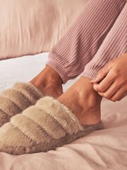 Hellbraun - Gesteppte Flatform-Slipper aus Kunstpelz - Bild 2 von 6