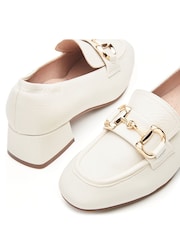 Bela - Moda in Pelle Fenet Soft Square Toe Heeled Snaffle Trim Loafers - Slika 5 iz 5