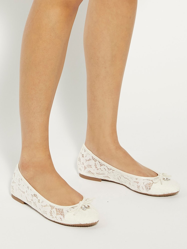 Dune London Heartstring Braut-Ballerinas mit Spitzendesign - Bild 1 von 6 Dune London Heartstring Braut-Ballerinas mit Spitzendesign - Bild 1 von 6
