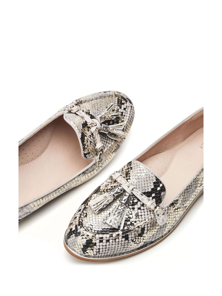 Moda in Pelle Evvaa Flat Slip on Tassle Leather Barrel Loafers - Image 5 of 5