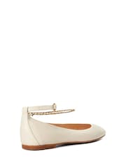 Cream - Dune London Halles Ankle Chain Ballet lahki športni copati - Slika 5 iz 6