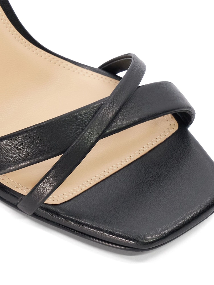 Schwarz - Dune London Madrina Vamp Absatzsandalen mit überkreuzten Riemen - Bild 6 von 6 Schwarz - Dune London Madrina Vamp Absatzsandalen mit überkreuzten Riemen - Bild 6 von 6