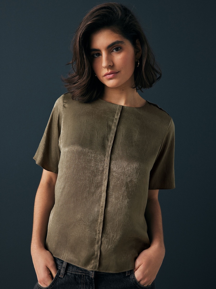 Khakigrün - Satin Crinkle Textured T-Shirt - Bild 1 von 7 Khakigrün - Satin Crinkle Textured T-Shirt - Bild 1 von 7