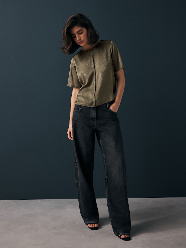 Khakigrün - Satin Crinkle Textured T-Shirt - Bild 2 von 7 Khakigrün - Satin Crinkle Textured T-Shirt - Bild 2 von 7