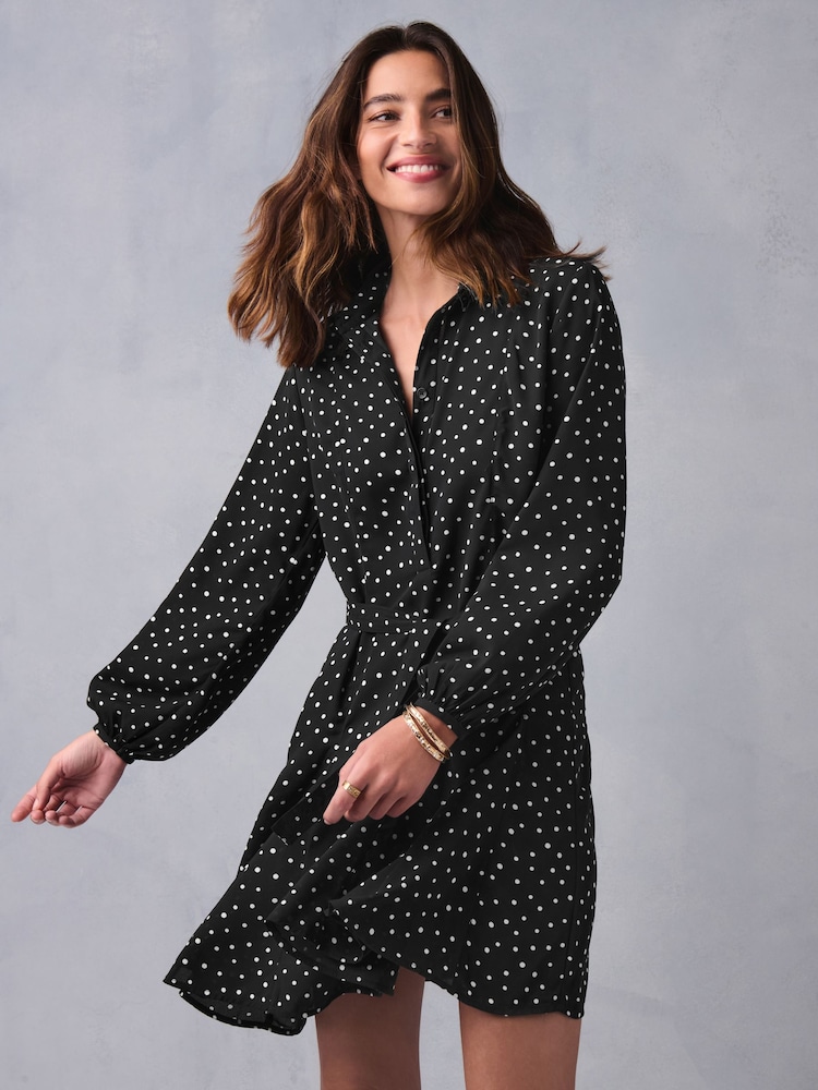 Punktmuster, Schwarz-Weiß - Minikleid mit Schleife und langen Ärmeln - Bild 1 von 8 Punktmuster, Schwarz-Weiß - Minikleid mit Schleife und langen Ärmeln - Bild 1 von 8