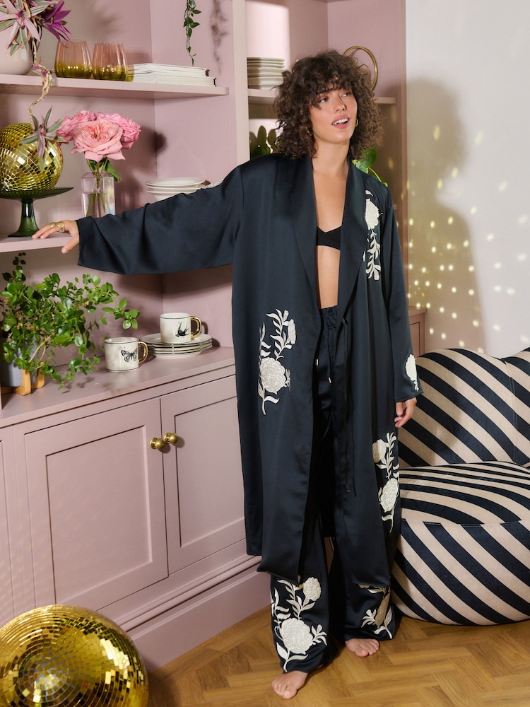 Rockett St George Black/White Hammered Satin Wrap Robe - Image 2 of 9