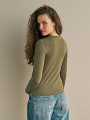 Olivno zelena - Mehka na dotik rebrasta pletena jopa s TENCEL™ Lyocell - Slika 3 iz 6