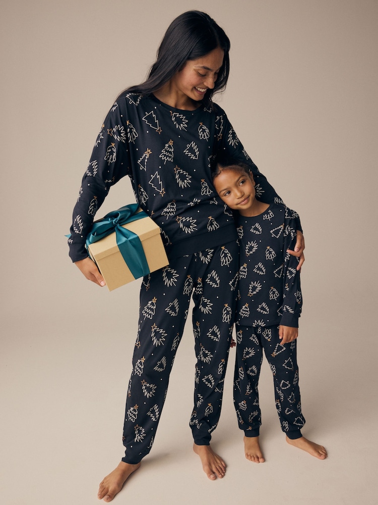 Schwarz/Weiß - Damenpyjama aus 100 % Baumwolle mit Weihnachtsbaumotiven (Familienkollektion) - Bild 9 von 9 Schwarz/Weiß - Damenpyjama aus 100 % Baumwolle mit Weihnachtsbaumotiven (Familienkollektion) - Bild 9 von 9