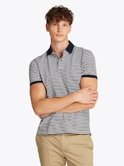 أزرق داكن - قميص بولو قابل للتمدد بتصميم مستوحى من 1985 تلبيس قياسي من Tommy Hilfiger - صورة 1 من 8