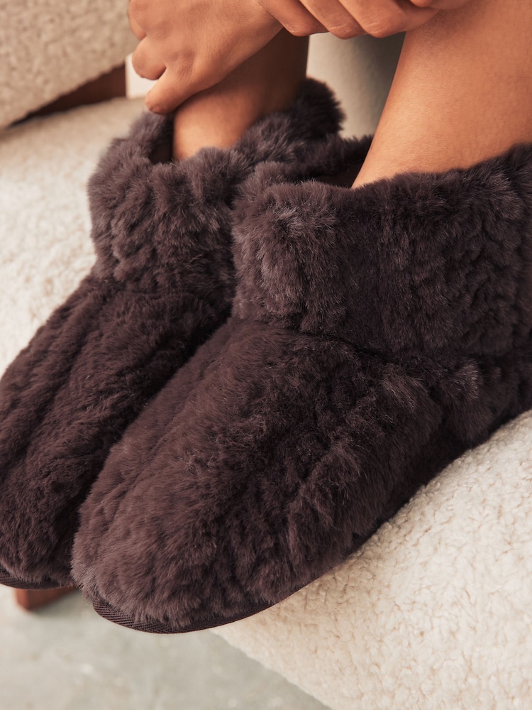 Schokoladenbraun - Stiefel-Slipper aus Fellimitat - Bild 2 von 7 Schokoladenbraun - Stiefel-Slipper aus Fellimitat - Bild 2 von 7