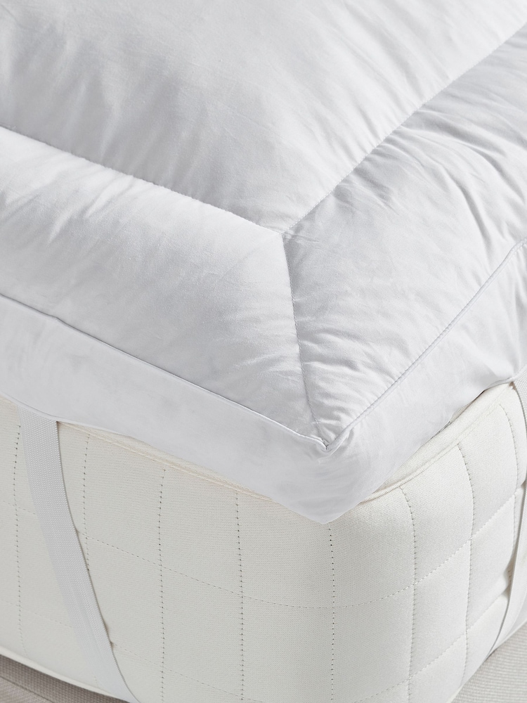 Bedfolk White The Down Alternative Mattress Topper - Image 2 of 4