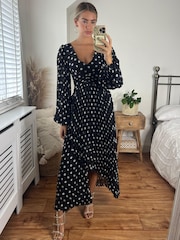 Style Cheat Monochrome Toni Long Sleeved Pleated Maxi Dress - Image 2 of 4