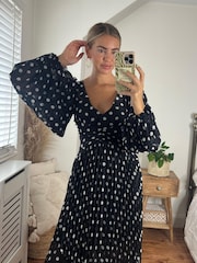 Style Cheat Monochrome Toni Long Sleeved Pleated Maxi Dress - Image 4 of 4
