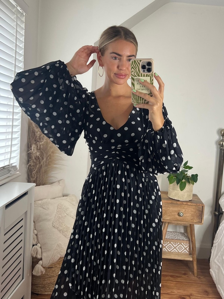 Style Cheat Monochrome Toni Long Sleeved Pleated Maxi Dress - Image 4 of 4