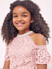 Rose - Robe grande occasion Lipsy en dentelle à épaules dénudées - Image 1 of 2