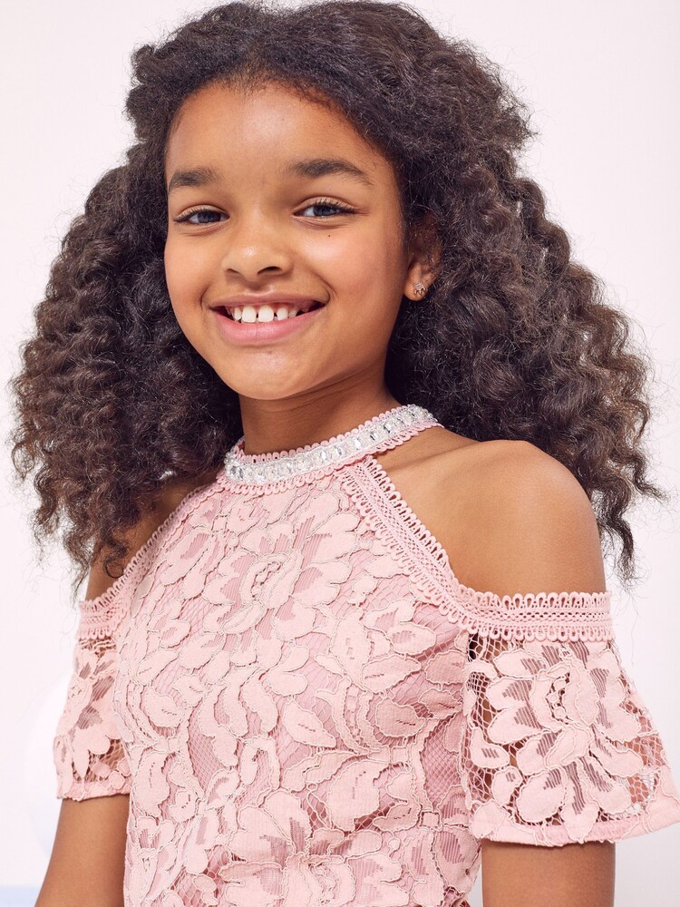 Rose - Robe grande occasion Lipsy en dentelle à épaules dénudées - Image 1 of 2