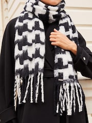 Lipsy Black/White Super Soft Chunky Brushed Large Scarf - Image 4 of 4