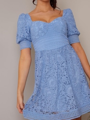 Chi Chi London Besticktes Minikleid mit Sweetheart-Ausschnitt und Puffärmeln - Bild 4 von 4