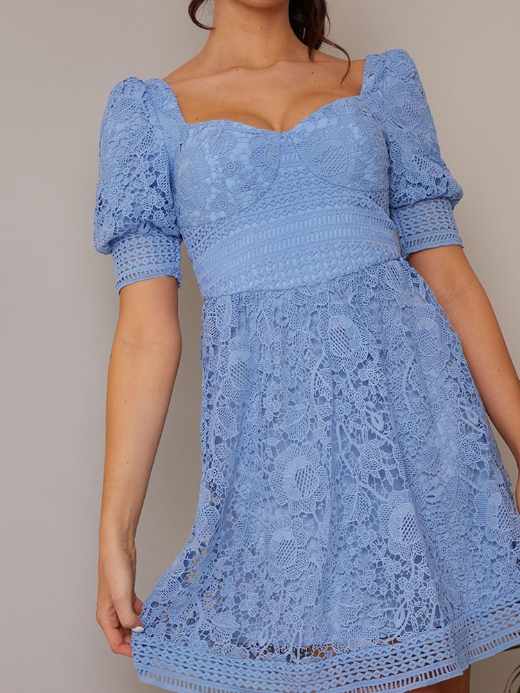 Chi Chi London Besticktes Minikleid mit Sweetheart-Ausschnitt und Puffärmeln - Bild 4 von 4
