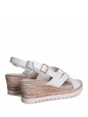 Linzi Myla Espadrilles mit überkreuzten Riemen, Fersenriemen und Keilabsatz - Bild 4 von 4