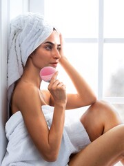 FOREO LUNA 4 Mini in Pearl - Image 5 of 5