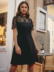 Schwarz - Friends Like These Minikleid mit Spitzenpasse und Flatterärmeln - Bild 1 von 4