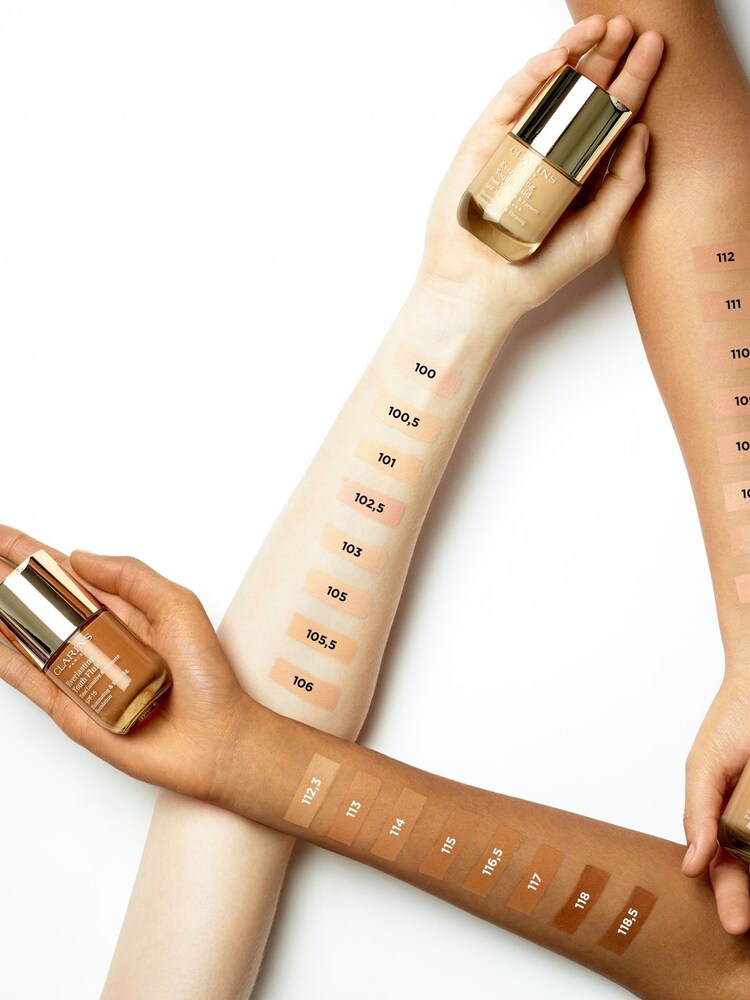 Clarins Everlasting Youth Fluid Foundation SPF15 - Image 3 of 3 Clarins Everlasting Youth Fluid Foundation SPF15 - Image 3 of 3