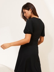 Lipsy Jersey-Minikleid mit Puffärmeln und Unterbrustband - Bild 2 von 4