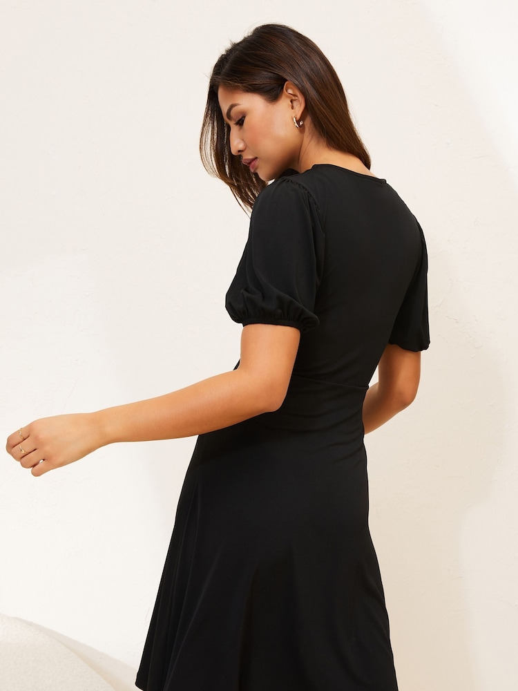 Lipsy Jersey-Minikleid mit Puffärmeln und Unterbrustband - Bild 2 von 4