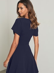 Marineblau - Lipsy Kurzärmeliges Mini-Skaterkleid mit seitlichem Knotendetail - Bild 2 von 4