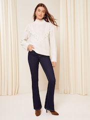 Friends Like These Hochgeschlossener Pullover aus Kabelstrick mit Fransen - Bild 2 von 4